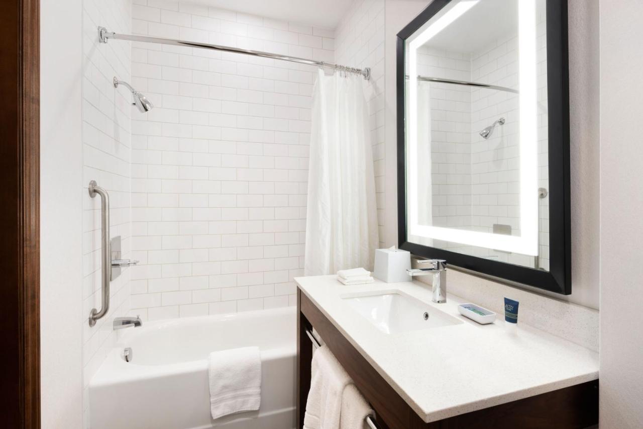 Four Points By Sheraton Calgary Airport Extérieur photo